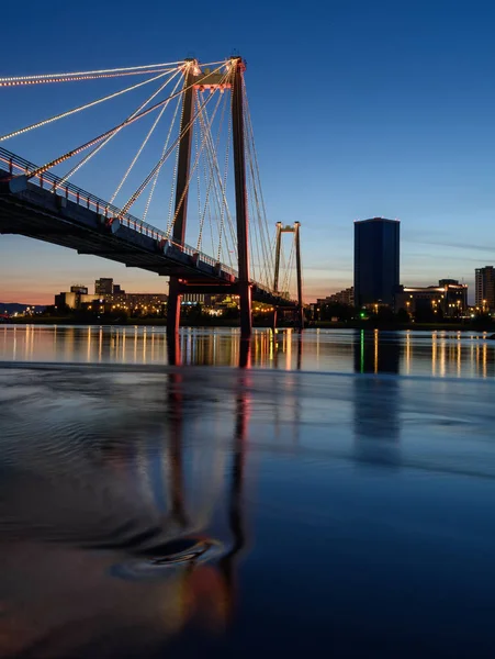 Krasnoyarsk Beleuchtung Der Fußgängerbrücke Jenissei Und Die Stadt Bei Nacht — Stockfoto