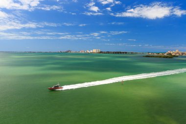 Clearwater Bay Wake şehir manzarası ile sürat teknesi