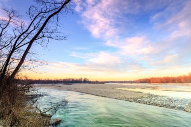 Sonbahar gündoğumu nehir ortamında
