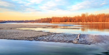Sonbahar gündoğumu nehir ortamında