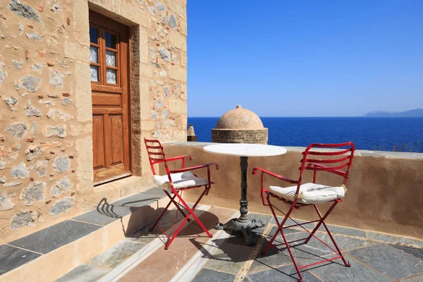 Pequeña Mesa Con Sillas Rojas Con Vistas Mar Griego — Foto de Stock