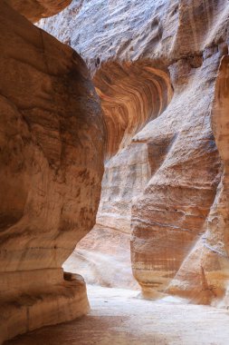 Antik Petra kasabasındaki Siq.