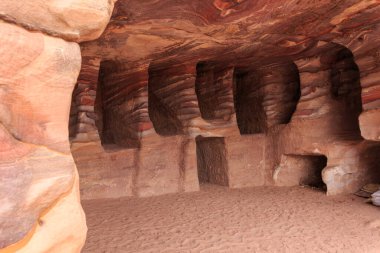 Antik Petra şehrinde bir mağaranın içinde.
