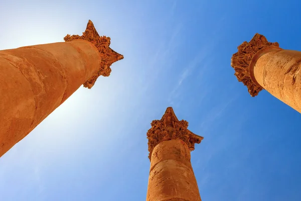 Jerash Şehrindeki Antik Sütunların Düşük Açılı Görüntüsü — Stok fotoğraf