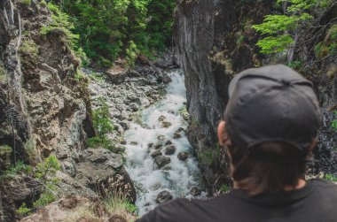 backpacker manzaraya bakarak seyahat