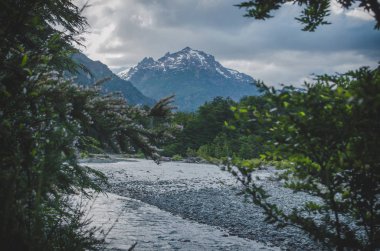 Nehir ve dağ Arjantinli Patagonya'görünümü.