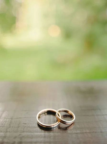 Anillos Boda Sobre Fondo Verde Superficie Madera Con Espacio Copia — Foto de Stock