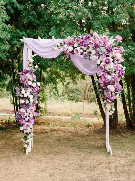 Arco Casamento Roxo Com Decoração Floral Arco Flores Violetas — Fotografia de Stock