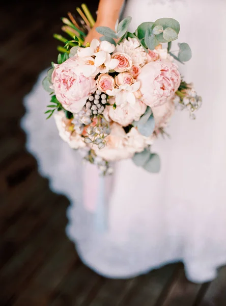 Bruden Vit Klänning Hålla Bröllop Bukett Med Anbud Blommor — Stockfoto