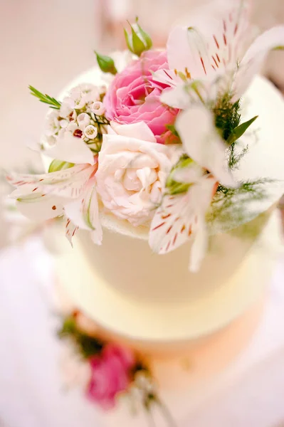 Helle Hochzeitstorte Mit Blumen Auf Weißem Hintergrund Dekoriert — Stockfoto