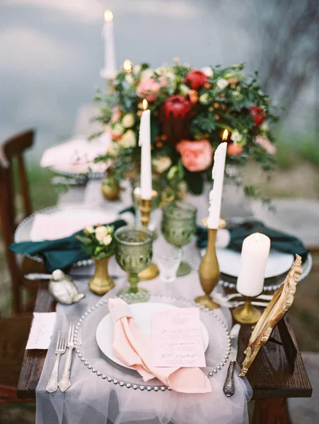 花の装飾とお祝いのテーブル設定屋外でのダイニングテーブル バレンタインカード — ストック写真