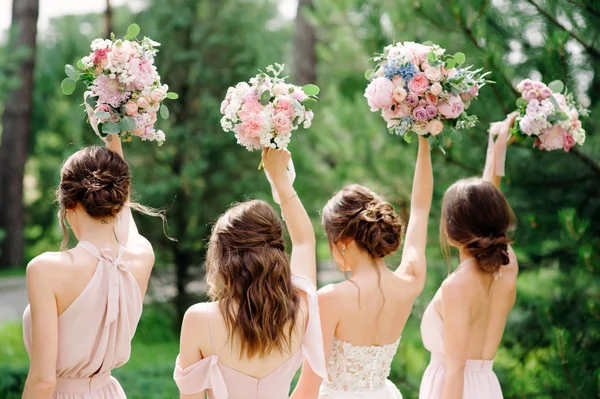 Dama Honra Vestidos Rosa Segurando Buquês Casamento Livre Conceito Casamento — Fotografia de Stock