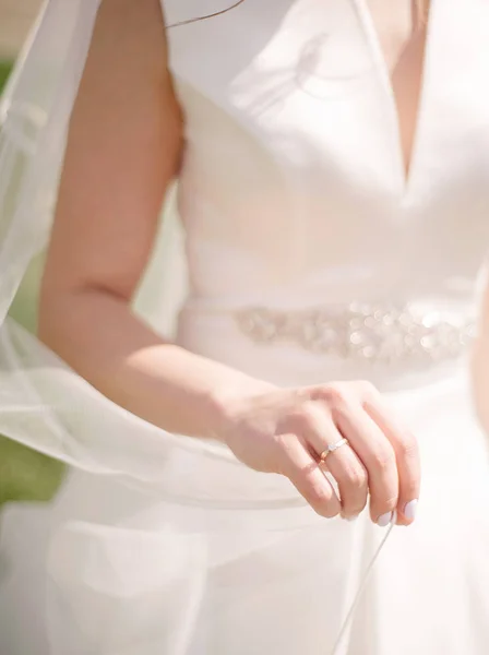 ベールを持つ白いドレスの花嫁 結婚指輪を閉じます — ストック写真