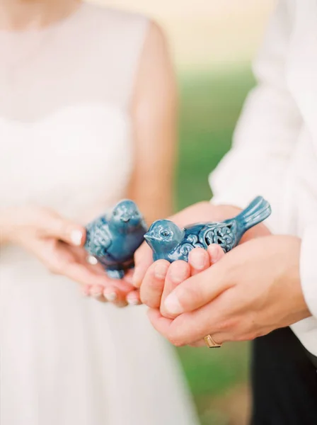 Svatební Koncept Symbol Lásky Nevěsta Snoubenec Ruce Nevěsty Ženicha Modrými — Stock fotografie