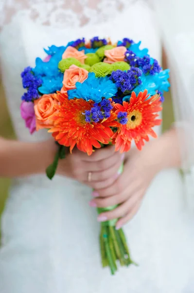 Nevěsta Bílých Šatech Držící Svatební Kytice Zářivé Květy — Stock fotografie