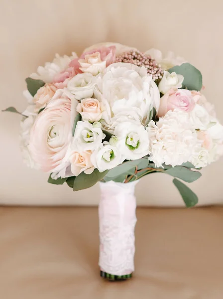 Wedding bouquet with white tender flowers on bed — Stock Image Wedding Bouquet White Tender Flowers Bed Stock Picture