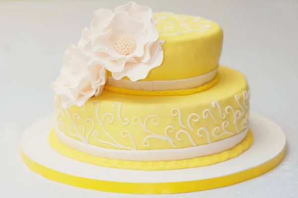 Torta Gialla Luminosa Decorata Con Fiori Sfondo Bianco Vicino Isolata — Foto Stock