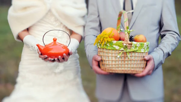 Vegetariánské Svatebních Podzimní Svatební Detaily Zblízka Snoubenec Nevěsta Drží Košík — Stock fotografie