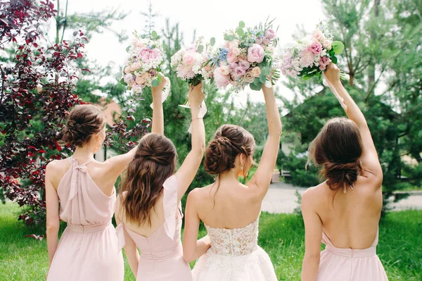 Brautjungfern Mit Brautsträußen Freien Konzept Der Glücklichen Hochzeit — Stockfoto