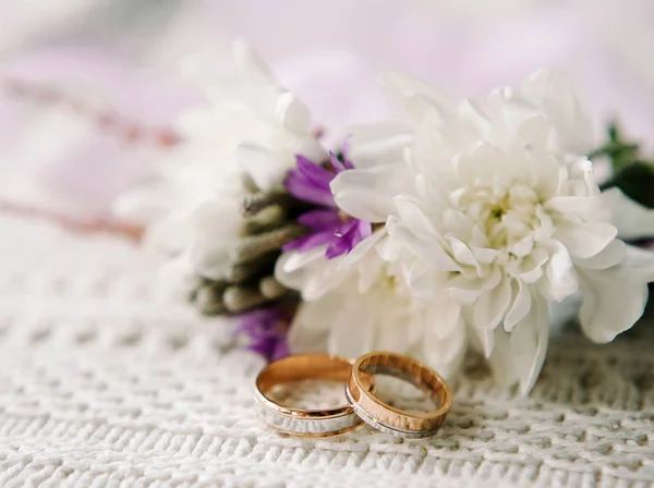 Anillos Boda Dorados Decoración Floral Con Flores Blancas — Foto de Stock