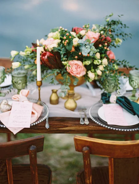 Mesa Comedor Con Decoración Floral Escenario Mesa Festiva Aire Libre — Foto de Stock