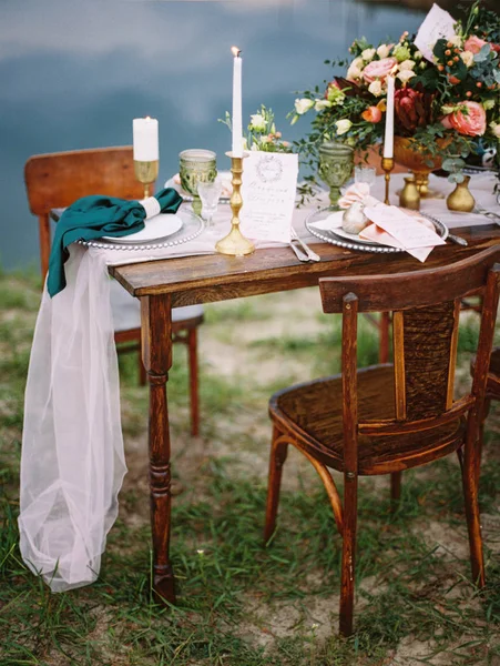 Matbord Med Blomsterdekor Och Festlig Bords Inställning Utomhus Utsikt Över — Stockfoto