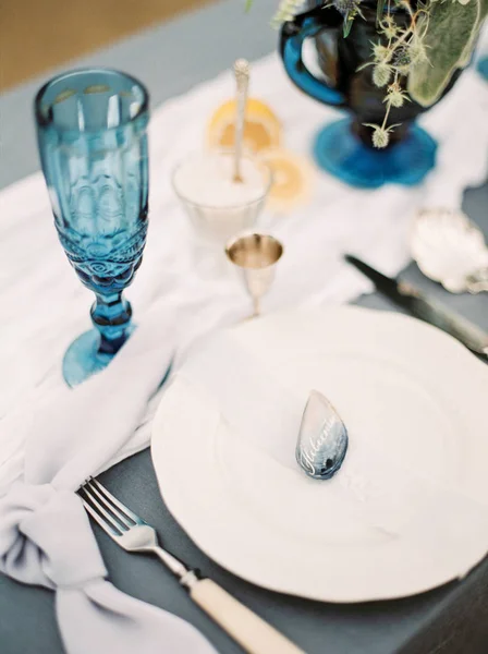 ビーチでの結婚式のディナー ケータリング テーブルの設定 — ストック写真