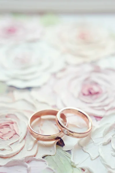 Clásicos Anillos Boda Dorados Fondo Rosas Pintadas Flores Tarjeta Invitación — Foto de Stock