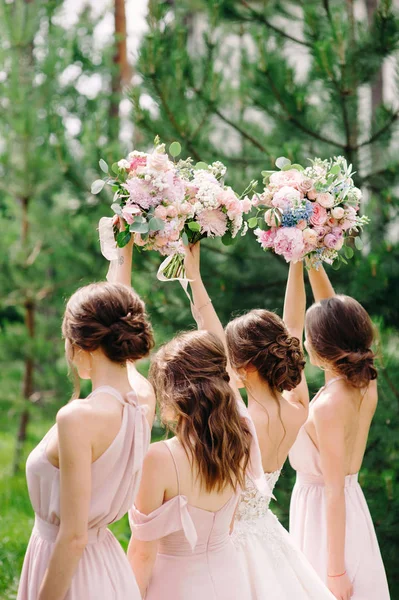 Dama Honra Segurando Buquês Casamento Livre Conceito Casamento Feliz — Fotografia de Stock