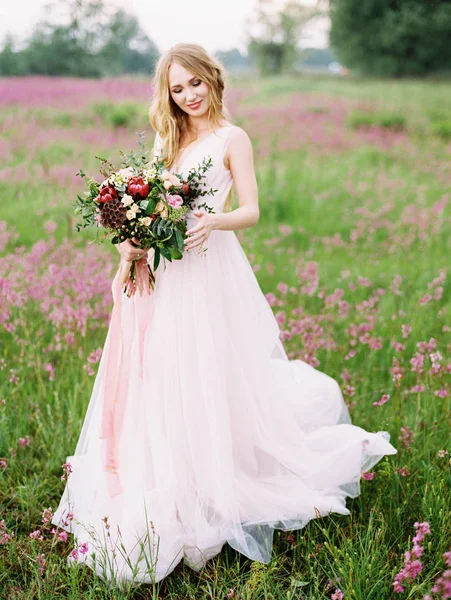 Mariée Robe Blanche Tenant Bouquet Mariage Plein Air — Photo