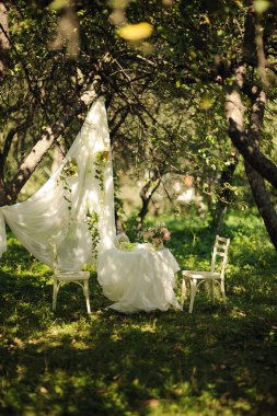 Yaz bahçesinde çiçek dekorasyonu ile yemek masası