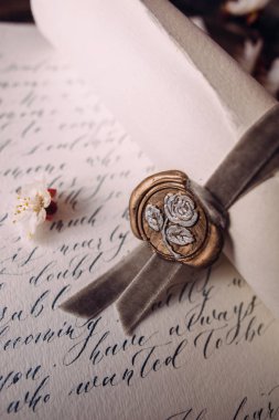  davetiye vintage içinde stil, vintage kağıt rulo şerit ve damga ile 