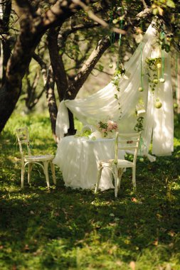 Yaz bahçesinde çiçek dekorasyonu ile yemek masası