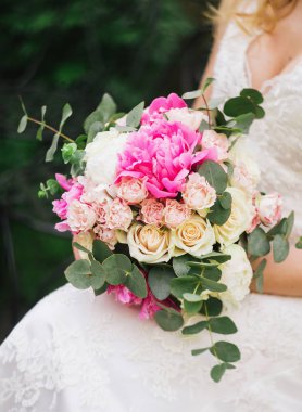 Gelin düğün buket ihale pembe çiçekli holding beyaz elbiseli