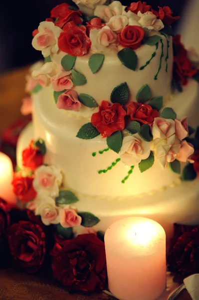 Leuchtende Hochzeitstorte Mit Roten Rosen Und Weißen Kerzen Geschmückt Hochzeitsfeier — Stockfoto