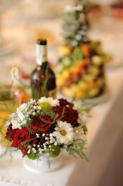 Servicio Catering Bouquet Con Hermosas Flores Botella Champaña Decoración Mesas —  Fotos de Stock