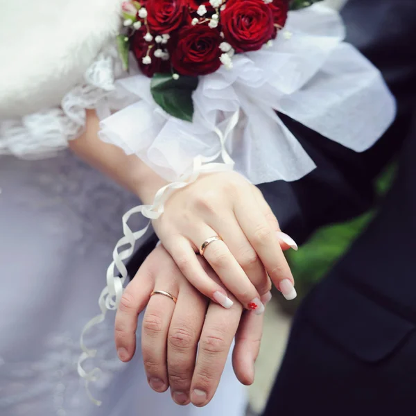婚礼的概念 新郎新娘的手 — 图库照片
