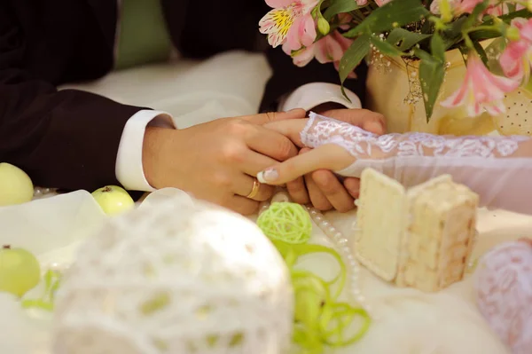 Düğün Kavramı Gelin Damat Düğün Masada Oturan Elele — Stok fotoğraf