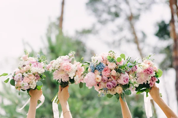 Bridesmaids Holding Wedding Bouquets Outdoor Happy Wedding Concept — Stock Photo, Image