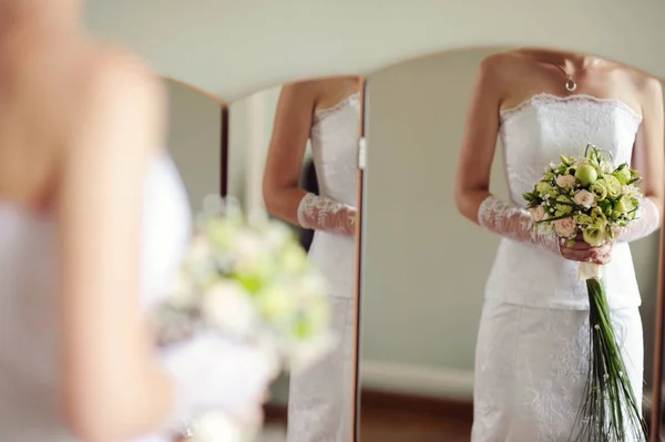 Sposa Abito Bianco Che Tiene Bouquet Sposa Con Teneri Fiori — Foto Stock