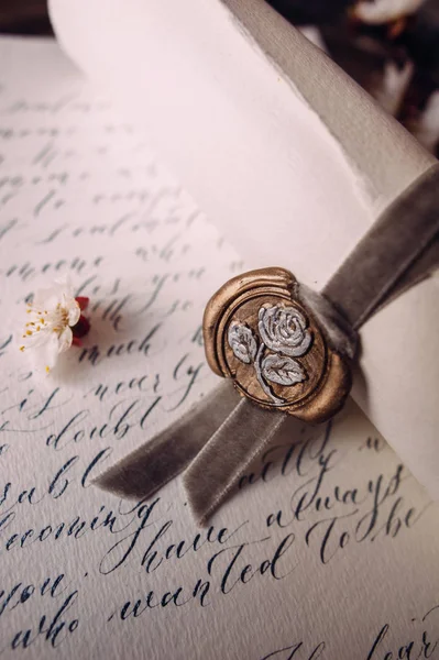  davetiye vintage içinde stil, vintage kağıt rulo şerit ve damga ile 