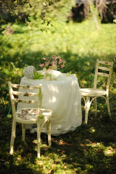夏の庭の花飾り付きダイニング テーブル — ストック写真
