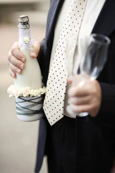 Care Deține Sticlă Decorată Șampanie Vinicolă Ceremonie Nuntă — Fotografie, imagine de stoc