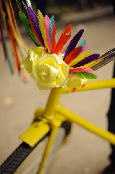Желтый Велосипед Украшенный Бумажными Цветами — стоковое фото
