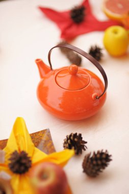 Sonbahar yemeği. Cadılar Bayramı partisi. Çay masası. Güzel dekorasyon, çam kozalakları, turuncu çaydanlık, masa üzerinde sarı çiçekler. Çin çay töreni.