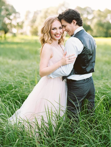 Retrato Livre Felizes Belos Recém Casados Posando Gramado Verde — Fotografia de Stock