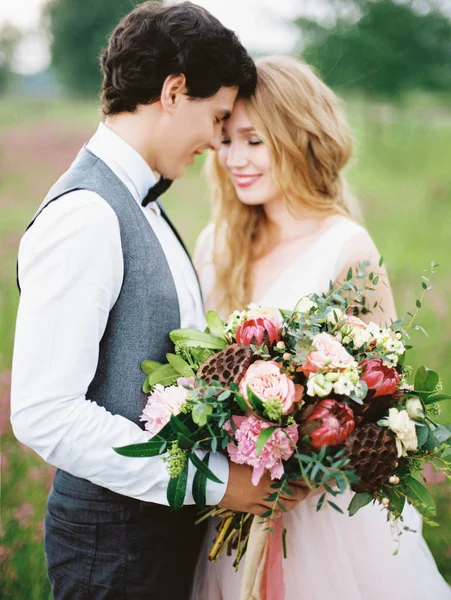 Retrato Livre Recém Casados Felizes Noiva Sorridente Segurando Belo Buquê — Fotografia de Stock