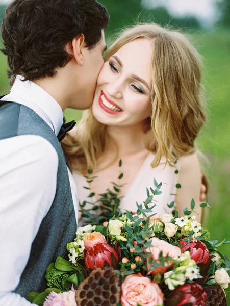 Outdoor Portrait Happy Newlyweds Smiling Bride Holding Beautiful Bouquet — Stock Photo, Image