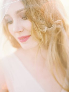 portre portre beyaz gelinlik içinde genç çekici gelinin elbise peçe ile 