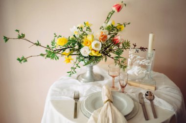 buket bahar çiçek vazo, kadehlerin ve kutlama için tablo plakaları ile 